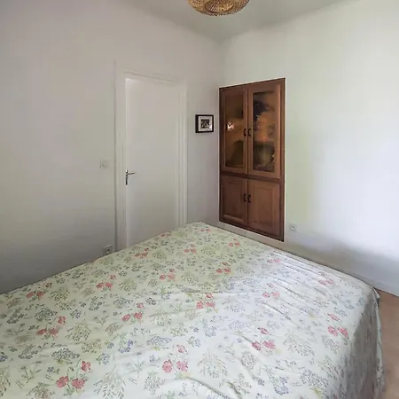 3 Bedroom Awesome In Дом отдыха Pierrerue (Herault)