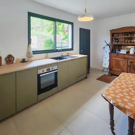 3 Bedroom Awesome In Дом отдыха Pierrerue (Herault)